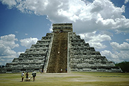 Pyramid "El Castillo" (Kukulcán) in Chichén Itzá