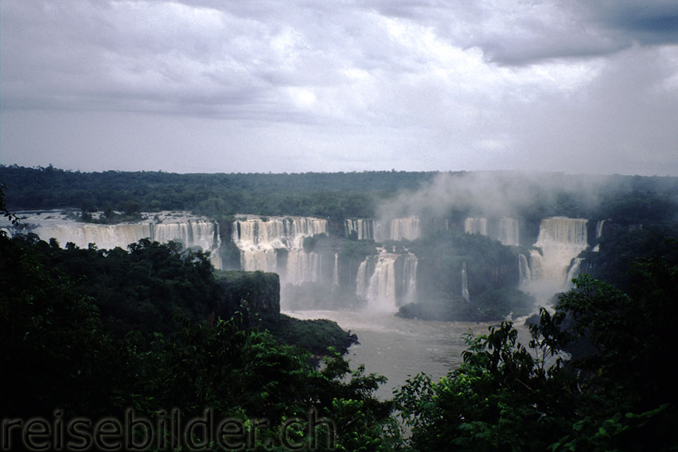 Iguazú Falls on the border to Argentina